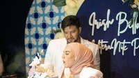 Ketika artis 27 tahun ini ulang tahun, tak lupa sang suami memberi kejutan hangat. Mulai dari mengadakn pesta, kue ulang tahun yang cantik, hingga bunga. Foto: instagram @irishbella