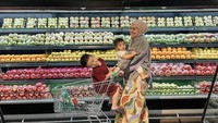 Istri Ammar Zoni ini juga suka menghabiskan waktu dengan sang anak. Seperti ini momennya saat Irish sedang asik belanja makanan di supermarket dengan anaknya. Foto: instagram @irishbella