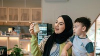 Kalau ini momen saat ibu dua anak itu sedang memilih es krim di sebuah toko es krim populer. Terlihat seru ya? Foto: instagram @irishbella  