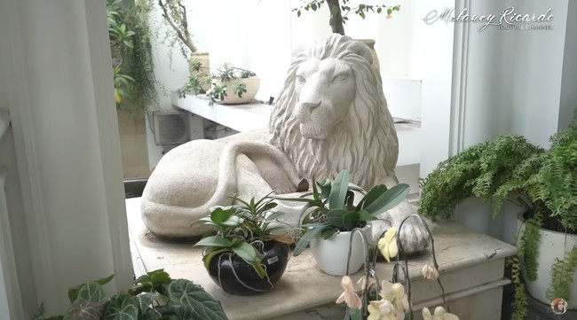 Patung singa kembali menghiasi area taman hingga teras di depan rumah milik pria yang akrab disapa Bamsoet itu. (Foto: YouTube/MelaneyRicardo)