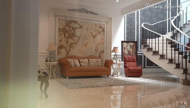 Berbeda dari Bambang yang suka dengan rumah penuh pernak-pernik, Dewi lebih memilih rumah yang lapang supaya dapat difungsikan untuk kegiatan seperti pengajian. Aku tipikal orang yang tidak mau terikat dengan barang, katanya. (Foto: YouTube/MelaneyRicardo)