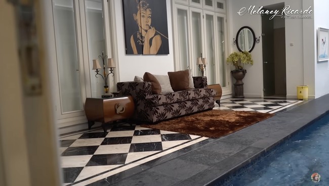 Di pinggir kolam, terdapat sebuah sofa klasik untuk bersantai. (Foto: YouTube/MelaneyRicardo)