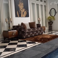 Di pinggir kolam, terdapat sebuah sofa klasik untuk bersantai. (Foto: YouTube/MelaneyRicardo)