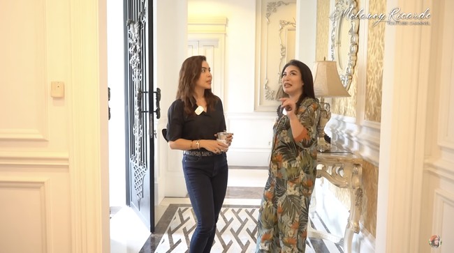 Kepada Melaney Ricardo, istri Bamsoet, Dewi mengungkapkan bahwa pemilihan tema klasik sebagai desain utama rumah merupakan keputusan bersama. Namun, ia tak ambil pusing untuk urusan interior. “Yang dekor suami,” katanya sampai membuat Melaney sampai terkejut. (Foto: YouTube/MelaneyRicardo)