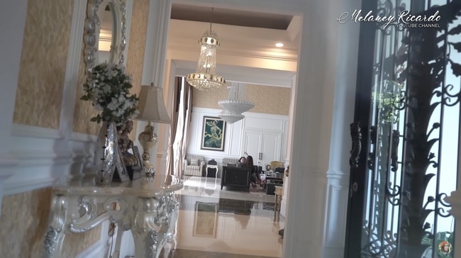 Lantai didominasi marmer. Sementara itu, beberapa lampu kristal menghiasi langit-langit sehigga semakin menonjolkan aura kemewahan. (Foto: YouTube/MelaneyRicardo)