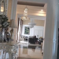 Lantai didominasi marmer. Sementara itu, beberapa lampu kristal menghiasi langit-langit sehigga semakin menonjolkan aura kemewahan. (Foto: YouTube/MelaneyRicardo)