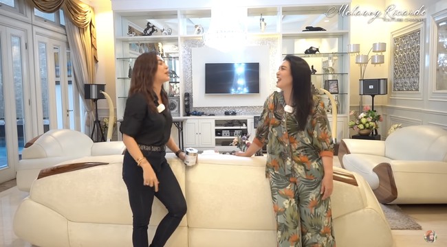 Putih mewarnai hampir di segala sudut ruang sehingga semakin memberi kesan lapang. (Foto: YouTube/MelaneyRicardo)