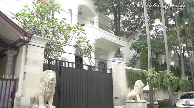 Inilah penampakan salah satu rumah Bambang Soesatyo yang berada di kawasan Tebet, Jakarta Selatan. Bergaya klasik-modern, rumah tersebut dihiasi dua patung singa yang ‘berjaga’ di depan gerbang. (Foto: YouTube/MelaneyRicardo)
