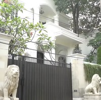 Inilah penampakan salah satu rumah Bambang Soesatyo yang berada di kawasan Tebet, Jakarta Selatan. Bergaya klasik-modern, rumah tersebut dihiasi dua patung singa yang ‘berjaga’ di depan gerbang. (Foto: YouTube/MelaneyRicardo)