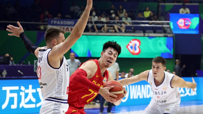 Basketball - FIBA World Cup 2023 - First Round - Group B - Serbia v China - Araneta Coliseum, Quezon, Philippines - August 26, 2023 Chinas Zhenlin Zhang in action REUTERS/Eloisa Lopez