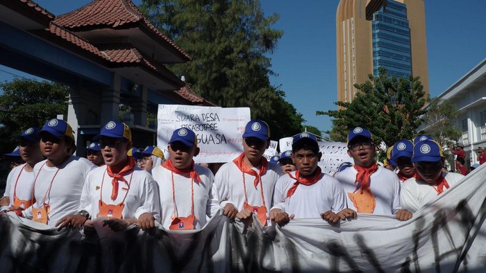 Simulasi aksi demonstrasi RUU Desa oleh mahasiswa baru FISIP Unair, Sabtu (26/8/2023).