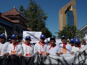 Saat Maba FISIP Unair Demo RUU Desa di Penutupan Ospek