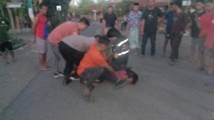 Orang dengan gangguan jiwa (ODGJ) bernama Rusli (38) di Kabupaten Soppeng, Sulawesi Selatan (Sulsel) mengamuk dan melempar kendaraan yang melintas di jalan.
