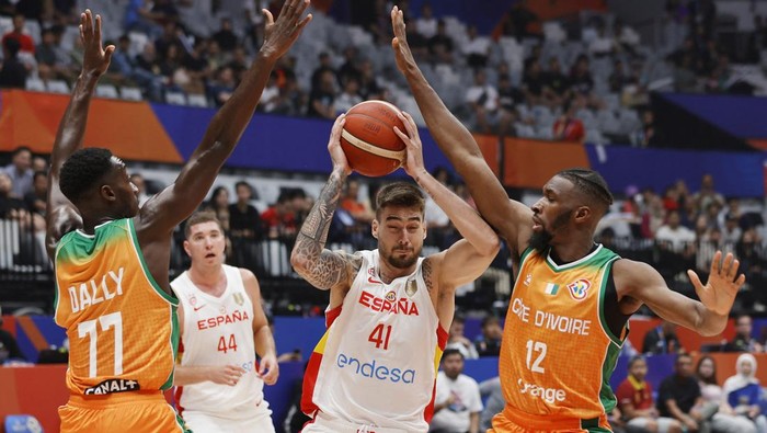 Basketball - FIBA World Cup 2023 - First Round - Group G - Spain v Ivory Coast - Indonesia Arena, Jakarta, Indonesia - August 26, 2023 Spains Juancho Hernangomez in action with Ivory Coasts Vafessa Fofana REUTERS/Willy Kurniawan