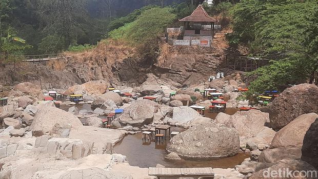 Spot kuliner di tengah sungai, Desa Rahtawu, Kecamatan Gebog, Kudus, Selasa (22/8/2023).