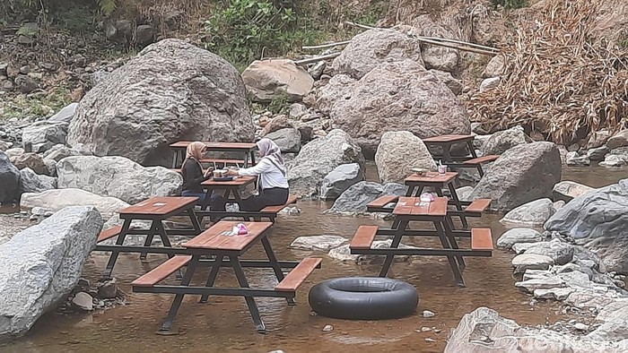 Spot kuliner di tengah sungai, Desa Rahtawu, Kecamatan Gebog, Kudus, Selasa (22/8/2023).