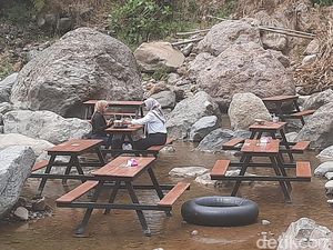Seru! Sensasi Makan Entok Goreng Enak di Tengah Sungai Kudus