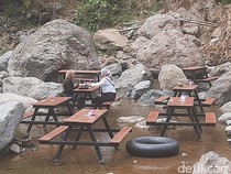 Unik, Spot Kuliner di Tengah Sungai Rahtawu Kudus