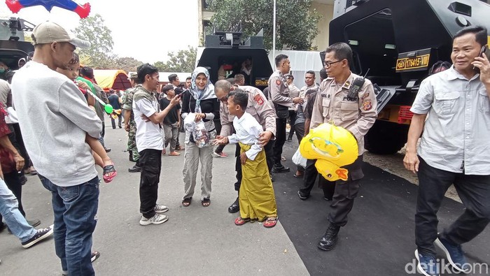 Suasana pengobatan gratis di acara bakti sosial yang digelar alumni AKABRI 1989 di Tasikmalaya.