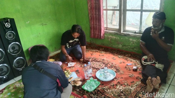 Suasana rumah duka Misbachul Fathoni, korban kecelakaan Tol Cisumdawu.