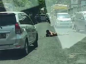 Viral Pria Tiduran di Jalan Ubud Sambil Acungkan Senjata Tajam