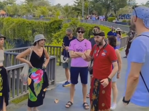 Tangkapan layar video viral yang menyebutkan seorang bule menjadi pemandu wisata di kawasan Tanah Lot, Tabanan, Bali.