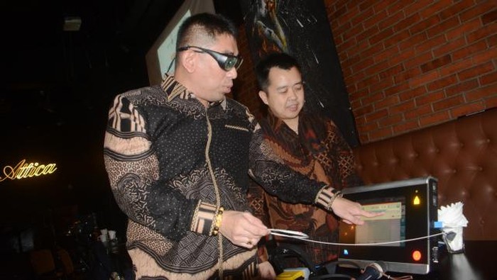 Fistula ani adalah terbentuknya saluran abnormal di antara ujung usus besar dan kulit pada area anus atau dubur.