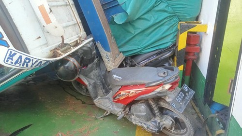 Truk bermuatan kedelai terguling di atas KMP Nusa Makmur dan menimpa enam sepeda motor yang terparkir di sebelahnya saat berlayar di perairan Selat Bali, Sabtu (26/8/2023). (Foto: dok. Polsek Gilimanuk)