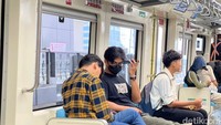 Mayoritas penumpang dalam uji coba LRT Jabodebek kali ini merupakan anak muda. Foto: Ardan Adhi Chandra/detikcom
