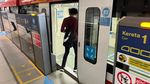 Potret Antusiasme Warga Ikut Uji Coba LRT Jabodebek di Akhir Pekan