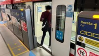 Pintu kereta LRT Jabodebek dan peron stasiun belum presisi. Foto: Ardan Adhi Chandra/detikcom