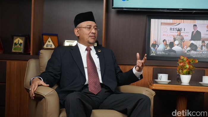 Wakil Ketua DPRD Jabar Ahmad Ruyat dalam podcast Intip detikJabar