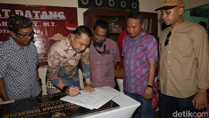 Wali Kota Eri Cahyadi saat meresmikan Balai RW IX di Kelurahan Tambaksari Surabaya.