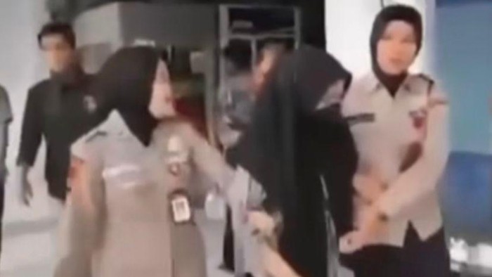 Wanita menyamar jadi mahasiswa baru Unhas diamankan.