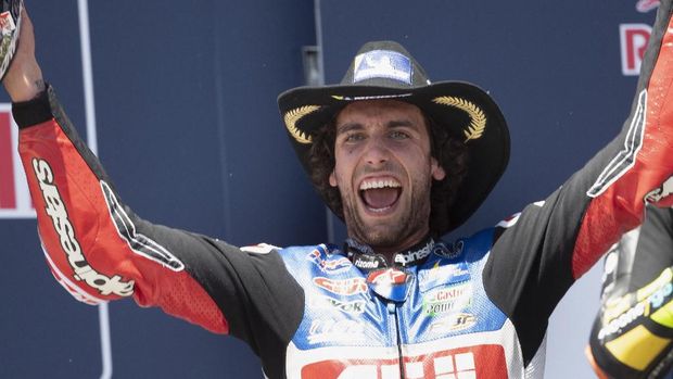 AUSTIN, TEXAS - APRIL 16: Alex Rins of Spain and LCR Honda Castrol celebrates the victory on the podium at the end of the MotoGP race during the MotoGP Of The Americas - Race on April 16, 2023 in Austin, Texas.   Mirco Lazzari gp/Getty Images/AFP (Photo by Mirco Lazzari gp / GETTY IMAGES NORTH AMERICA / Getty Images via AFP)