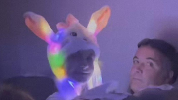 Anak kecil dengan topi LED di pesawat.