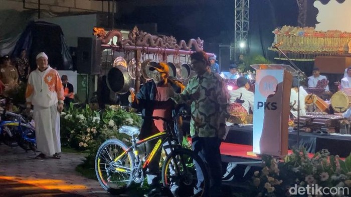 Anies beri kusi dan hadiahkan sepeda ke warga di acara wayangan di Kantor DPP PKS.