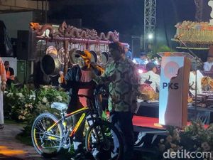 Momen Anies Beri Kuis Berhadiah Sepeda di Gelaran Wayang PKS