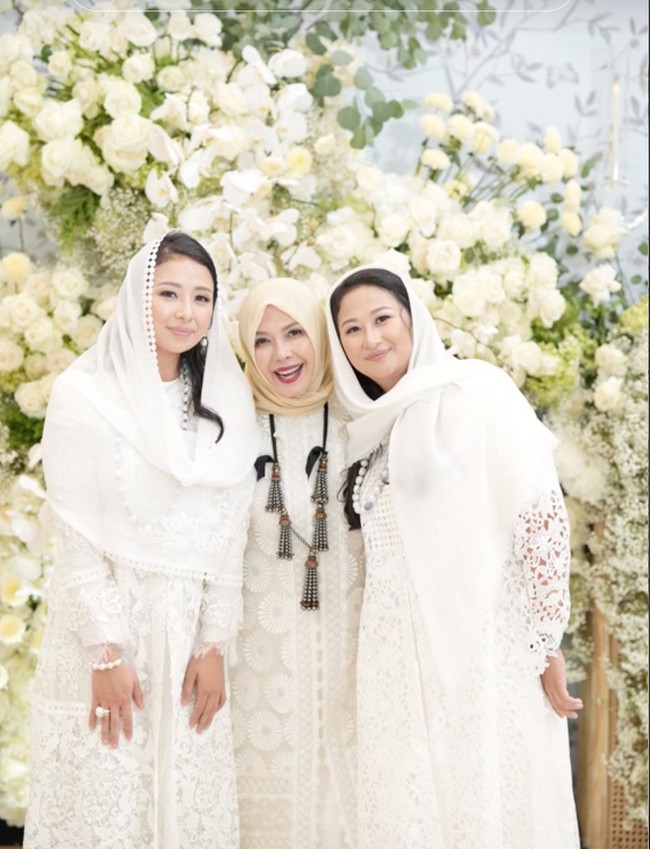 Saat momen pengajian ini, Aneesha Atheera tampil cantik dalam balutan gamis brokat putih yang senada dengan ibunya Nur Asia Uno dan adiknya Amyra Atheefa.  Foto: Dok. TikTok @mpoknurasia/Instagram @sandiuno