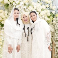 Saat momen pengajian ini, Aneesha Atheera tampil cantik dalam balutan gamis brokat putih yang senada dengan ibunya Nur Asia Uno dan adiknya Amyra Atheefa.  Foto: Dok. TikTok @mpoknurasia/Instagram @sandiuno