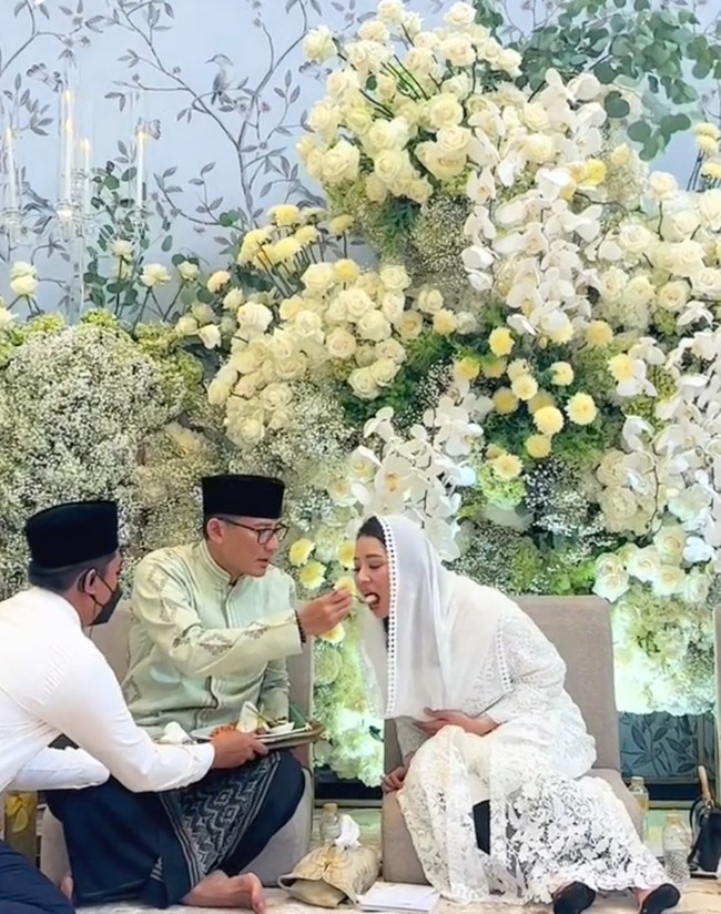 Sandiaga Uno dalam unggahannya menuliskan bahwa waktu terasa berjalan begitu cepat karena Aneesha akan menikah. “Papa masih ingat saat Kaka masih di kandungan Mama, belajar jalan, masuk sekolah, berkuliah dan berkarir di luar negeri, hingga menemukan tambatan hati,” tulis Sandiaga. Foto: Dok. TikTok @mpoknurasia/Instagram @sandiuno