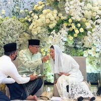 Sandiaga Uno dalam unggahannya menuliskan bahwa waktu terasa berjalan begitu cepat karena Aneesha akan menikah. “Papa masih ingat saat Kaka masih di kandungan Mama, belajar jalan, masuk sekolah, berkuliah dan berkarir di luar negeri, hingga menemukan tambatan hati,” tulis Sandiaga. Foto: Dok. TikTok @mpoknurasia/Instagram @sandiuno