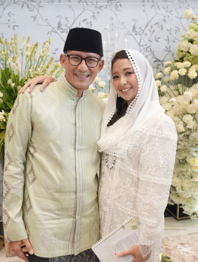 Melalui unggahan di TikTok, istri Sandiaga Uno, Nur Asia Uno atau akrab disapa Mpok Nur juga mengunggah undangan online pengajian jelang pernikahan Anneesha. Dia mengundang netizen untuk mengikuti pengajian tersebut via zoom. Foto: Dok. TikTok @mpoknurasia/Instagram @sandiuno