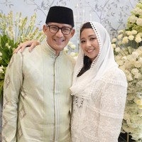Melalui unggahan di TikTok, istri Sandiaga Uno, Nur Asia Uno atau akrab disapa Mpok Nur juga mengunggah undangan online pengajian jelang pernikahan Anneesha. Dia mengundang netizen untuk mengikuti pengajian tersebut via zoom. Foto: Dok. TikTok @mpoknurasia/Instagram @sandiuno