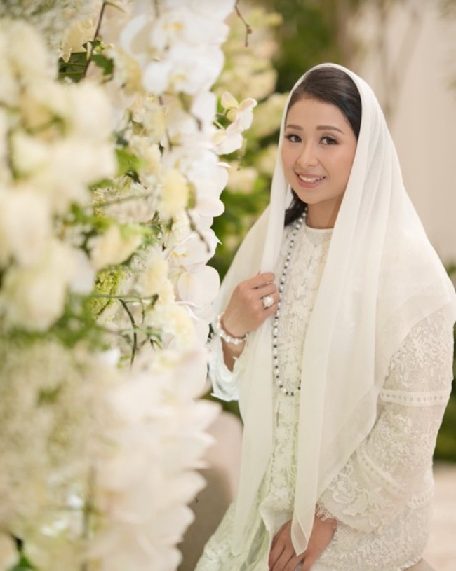 Anneesha Atheera putri sulung Sandiaga yang akan menikah lahir di Newport Beach, California, Amerika Serikat pada 25 Juli 1997. Dia merupakan lulusan Northeastern University, Boston, Amerika Serikat. Anneesha kuliah dengan mengambil dua gelar sekaligus yaitu Human Services dan Communication Studies. Foto: Dok. TikTok @mpoknurasia