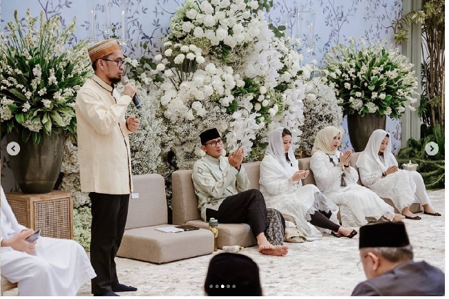 Sandiaga Uno mengunggah momen pengajian jelang pernikahan Anneesha Atheera ke akun Instagramnya @sandiuno. Dalam unggahan itu, Sandiaga mengungkapkan pengajian tersebut digelar di Aula Masjid At Taqwa, Kebayoran Baru, Jakarta Selatan. Foto: Dok. TikTok @mpoknurasia/Instagram @sandiuno