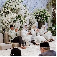 Sandiaga Uno mengunggah momen pengajian jelang pernikahan Anneesha Atheera ke akun Instagramnya @sandiuno. Dalam unggahan itu, Sandiaga mengungkapkan pengajian tersebut digelar di Aula Masjid At Taqwa, Kebayoran Baru, Jakarta Selatan. Foto: Dok. TikTok @mpoknurasia/Instagram @sandiuno