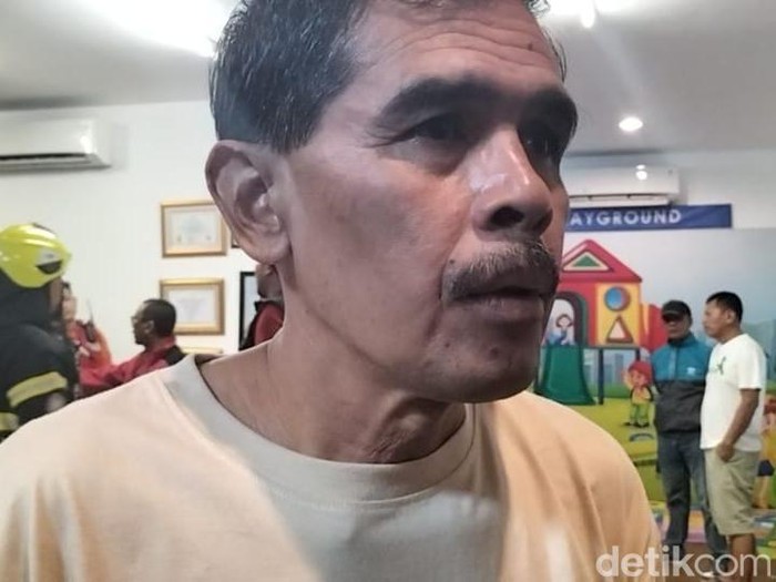 Kebakaran terjadi di asrama Balai Besar Penjaminan Mutu Pendidikan (BBPMP) Jawa Timur, dini hari tadi. Penghuni yang panik sampai ada yang loncat dari lantai 2.