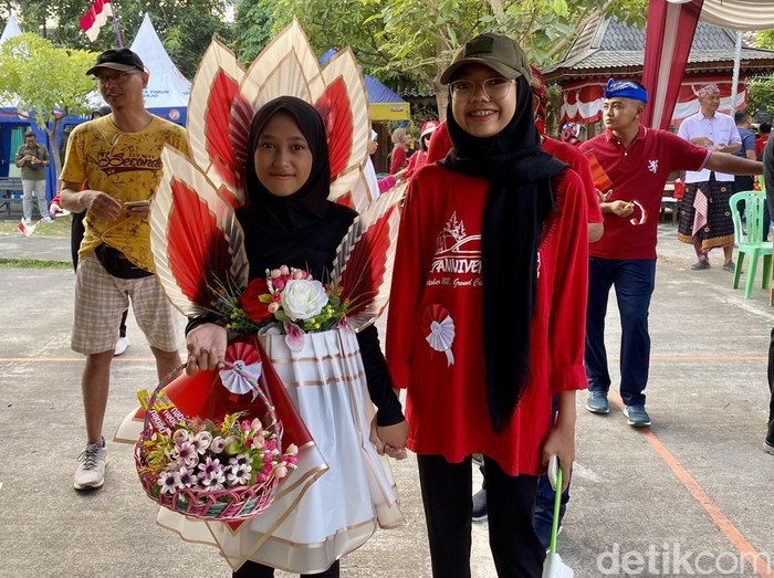 Ata tampil memukau menggunakan gaun bak buket berjalan karya sang bunda