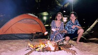Tak hanya itu, ada juga momen BCL dan Noah Sinclair saat menikmati smore di malam hari. Marshmellownya dibakar di atas api unggun. Foto: Instagram @bclsinclair